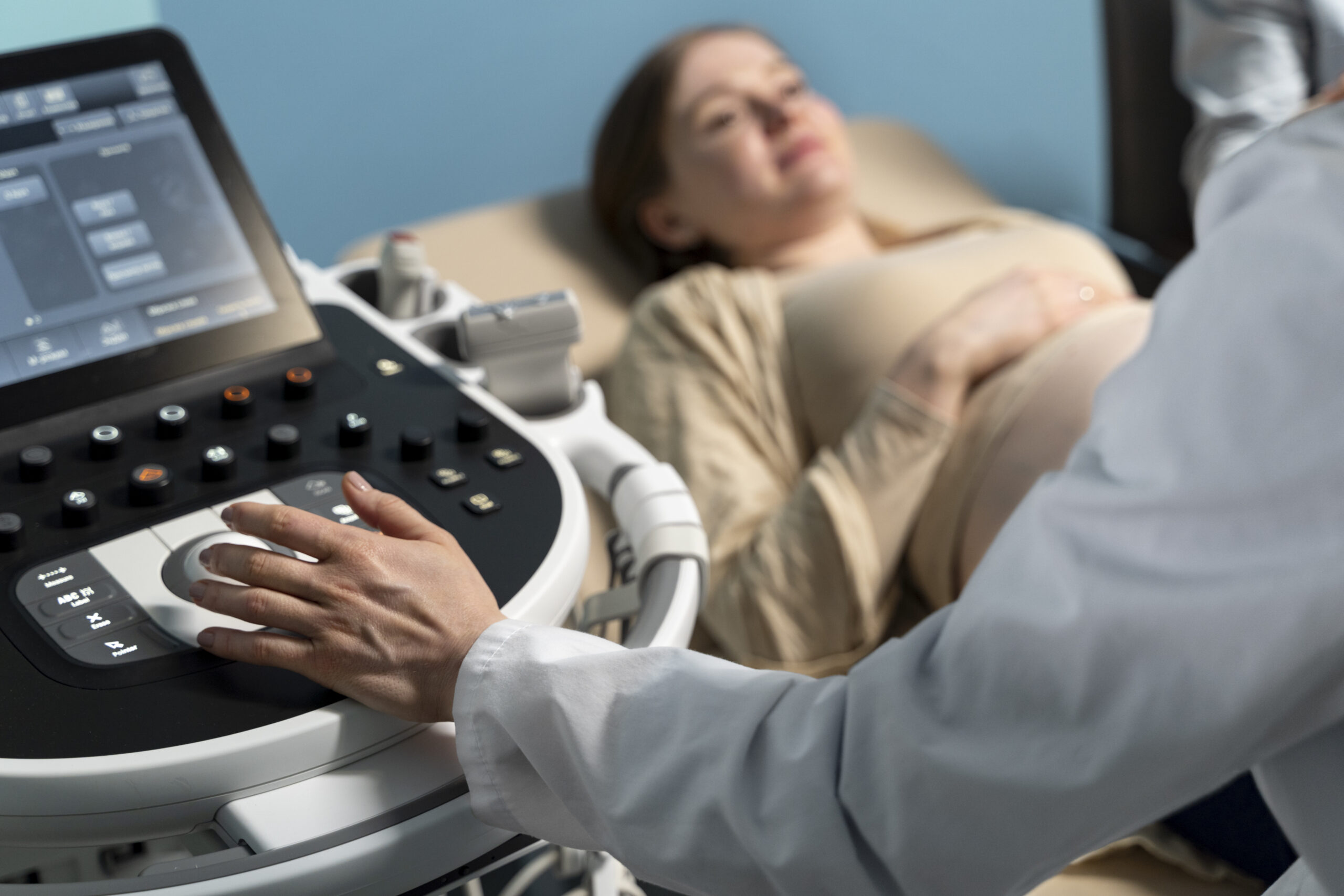 gynecologist-performing-ultrasound-consultation Image by Freepik